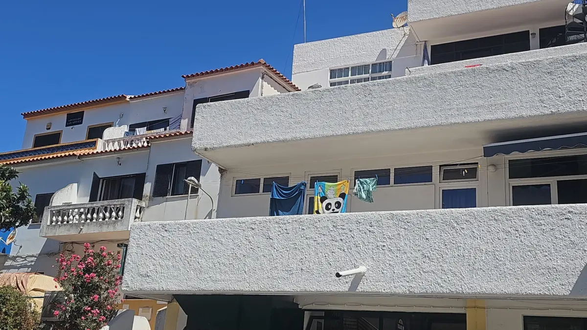 Mulher vivia no primeiro andar de um prédio no Carvoeiro e era vítima violência doméstica