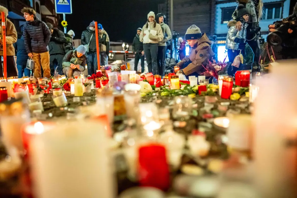 Homenagens às vítimas no trágico incêndio durante a festa de passagem de ano