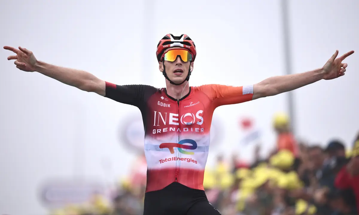 Thymen Arensman chegou isolado à meta em Luchon-Superbagnères