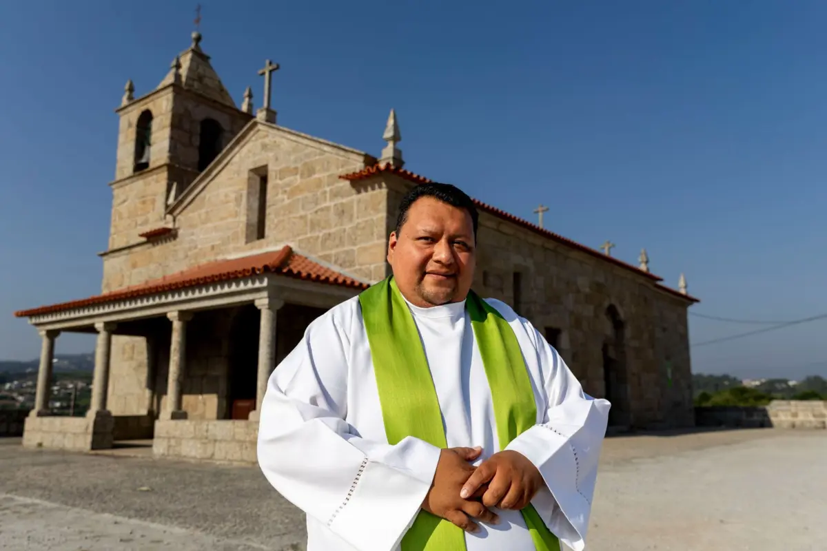 O padre Gerardo Angel foi ordenado há três anos no Porto e já tem cinco paróquias