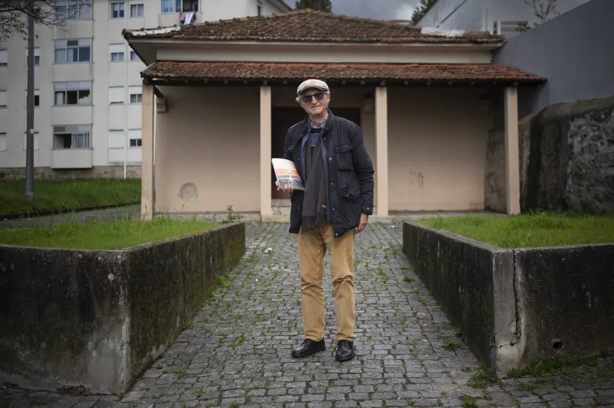 João Alves Dias em frente à capela que continua no bairro