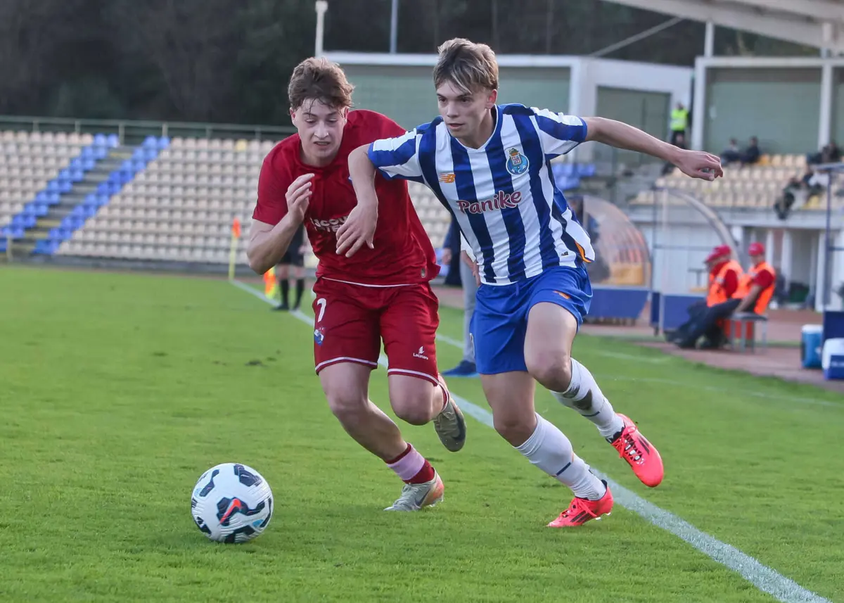 João Abreu (F. C. Porto) disputa a bola com Rodrigo Rodrigues (Gil Vicente)