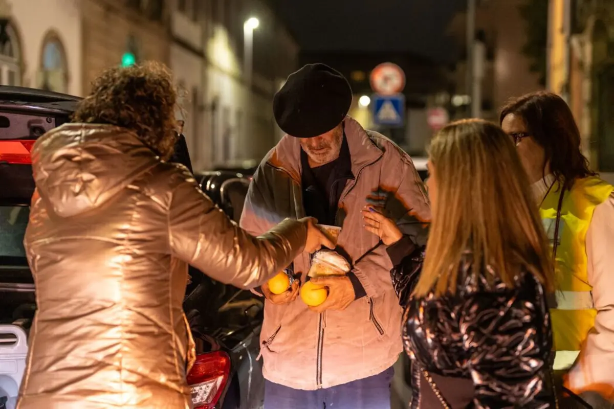 Voluntários do projeto Moliceiro Solidário distribuem alimentos pelos sem-abrigo