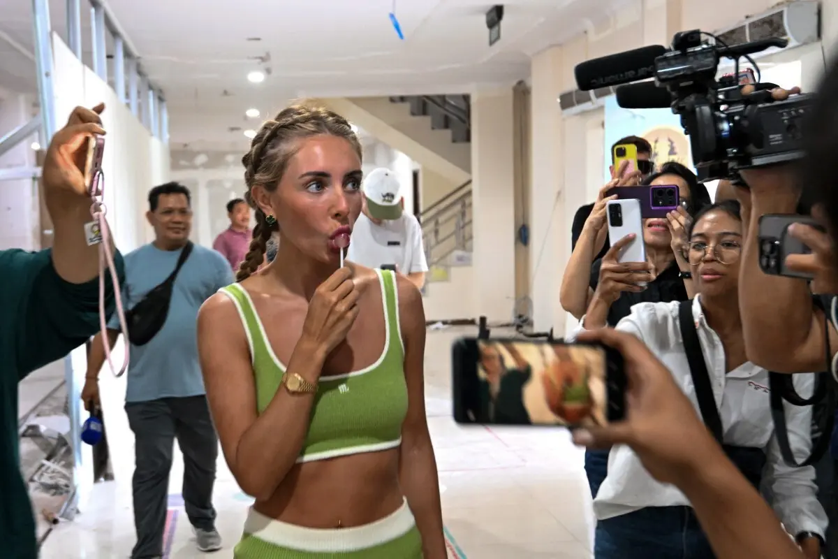 Bonnie Blue no fim da audiência que decorreu esta sexta-feira