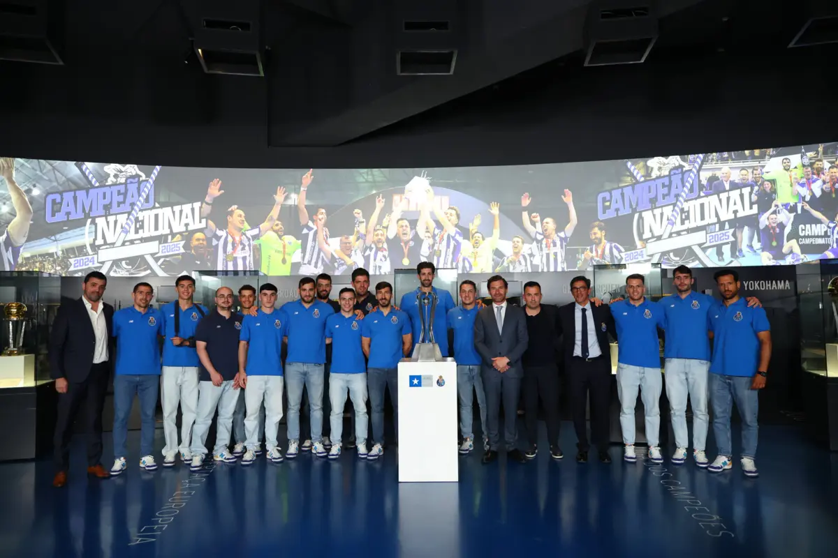 Equipa de hóquei entregou o troféu no museu