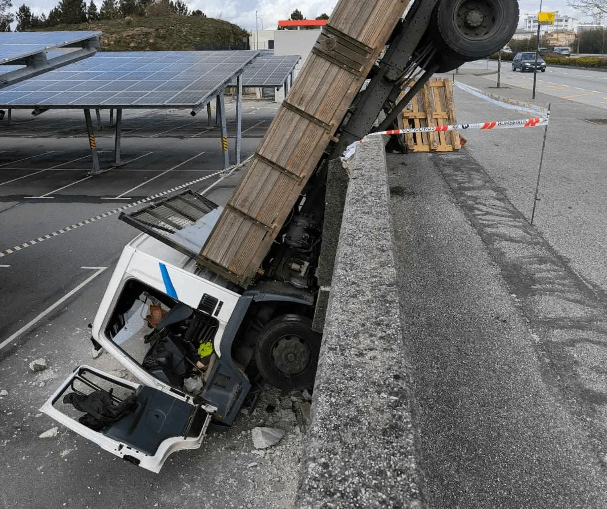 Condutor sofreu ferimentos ligeiros