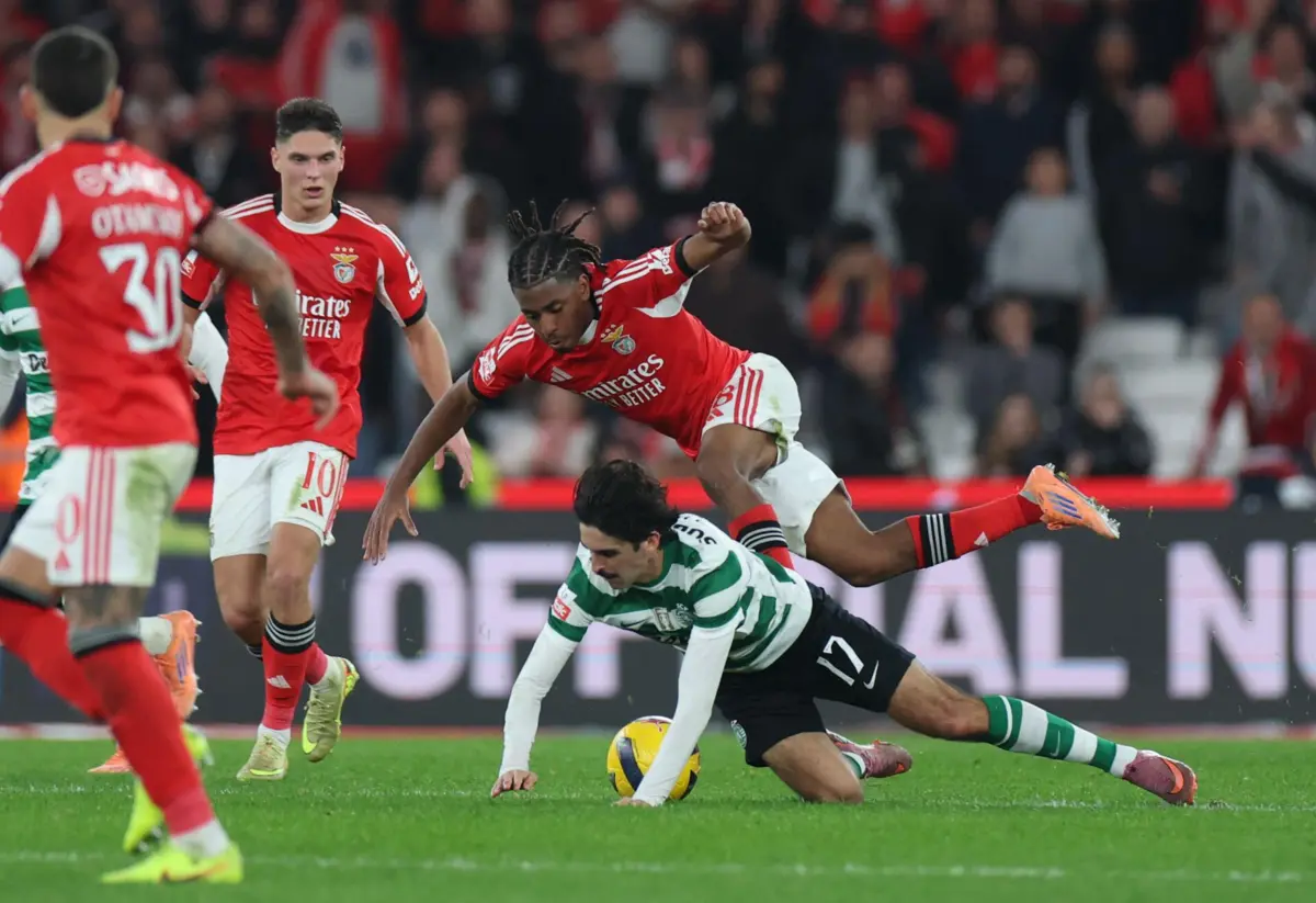 Trincão e Barreiro batalham pela bola