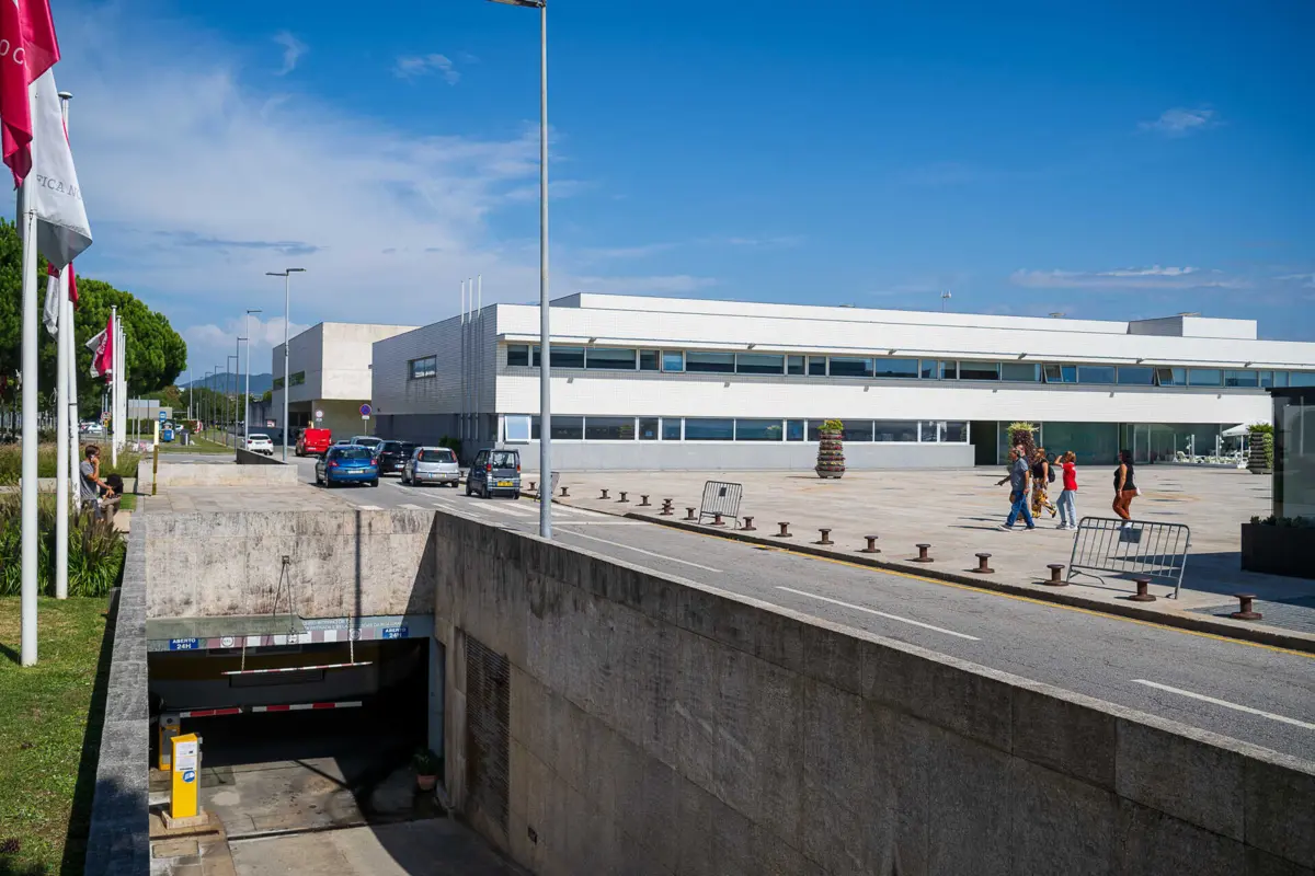 Parque de estacionamento subterrâneo e espaços comerciais reclamados pela Painhas, SA