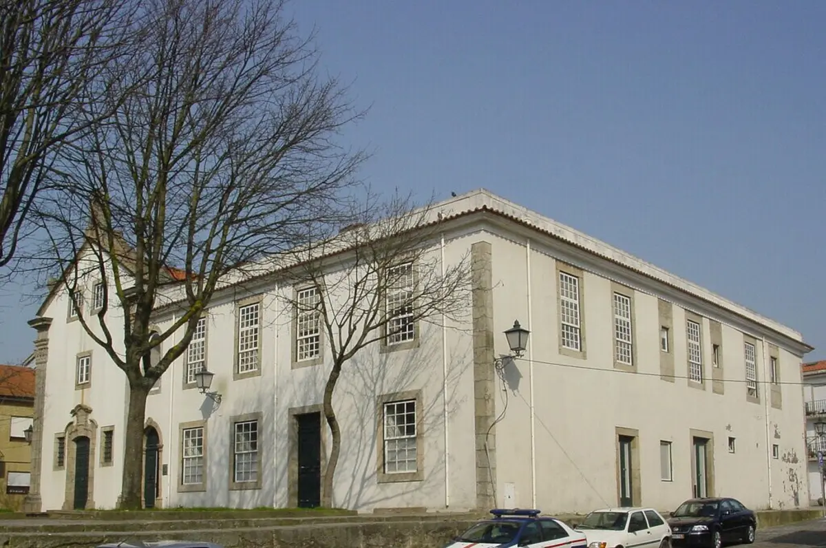 O edifício é do século XVIII e foi erguido como convento masculino de Carmelitas Descalços