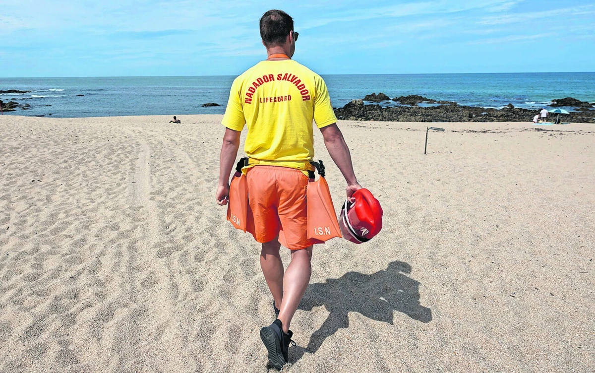 Profissionais têm abdicado das folgas para garantir segurança dos banhistas