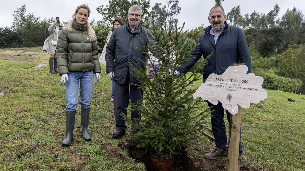 Margarida Vila Nova, embaixadora da marca, José Ramos (ao centro) e o presidente da Câmara de Albergaria-a-Velha plantam a árvore 225.000
