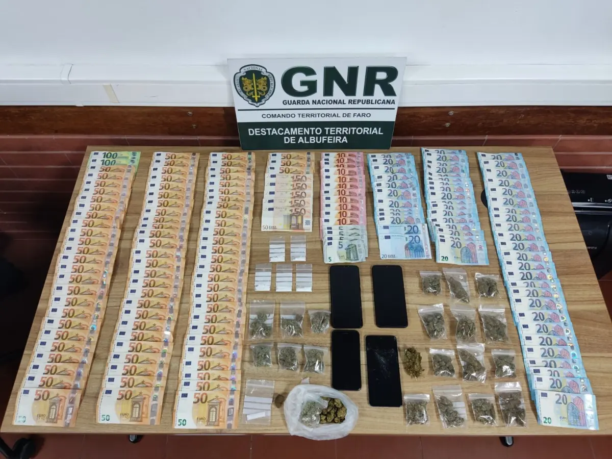 No total, a GNR apreendeu 74 doses de cocaína, 41 doses de liamba, 16 doses de haxixe, 5655 euros em numerário e quatro telemóveis.
