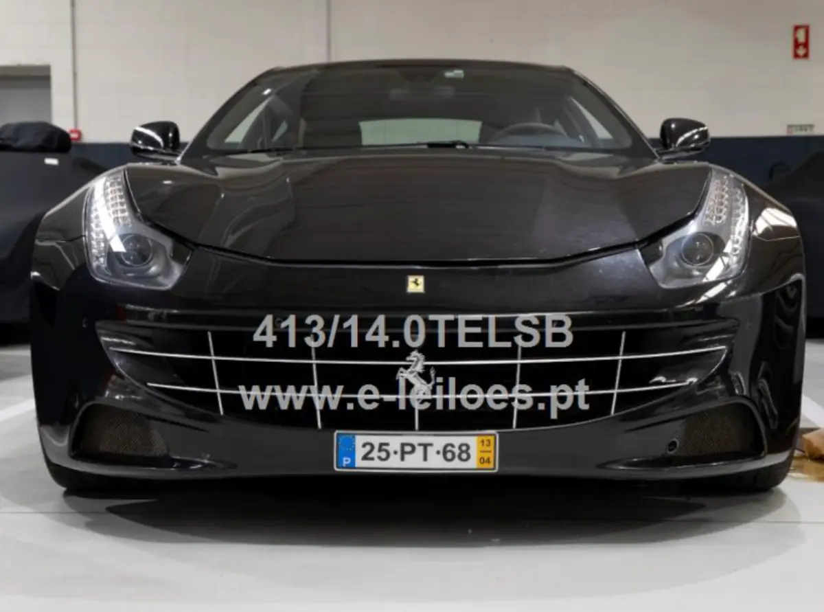 Ferrari FF 151, avaliado em mais de 231 mil euros, está à venda