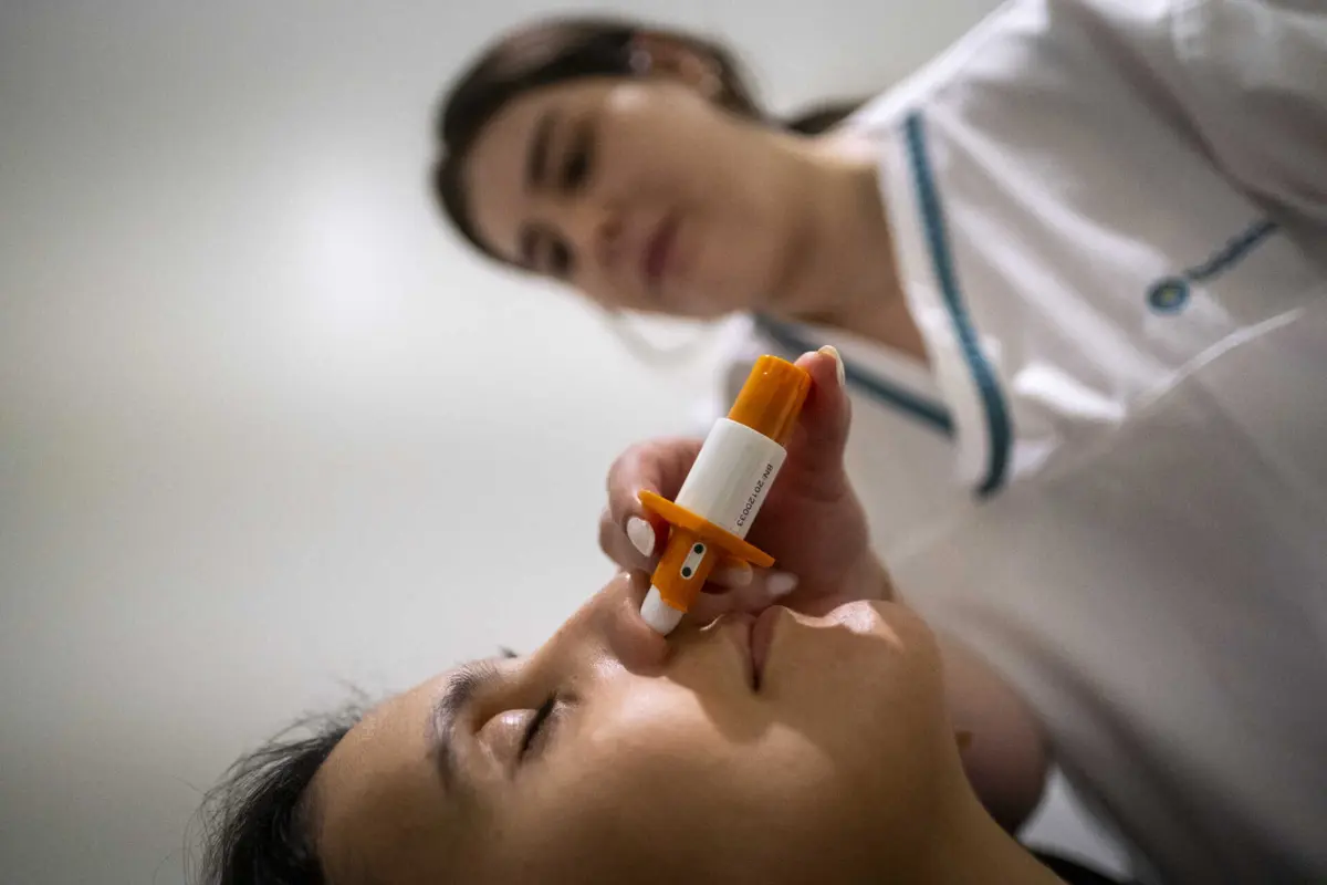 Spray nasal para tratamento da depressão resistente é administrado por doente ou por um profissional de saúde