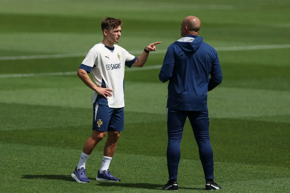 Francisco Conceição em conversa com o selecionador nacional Roberto Martínez