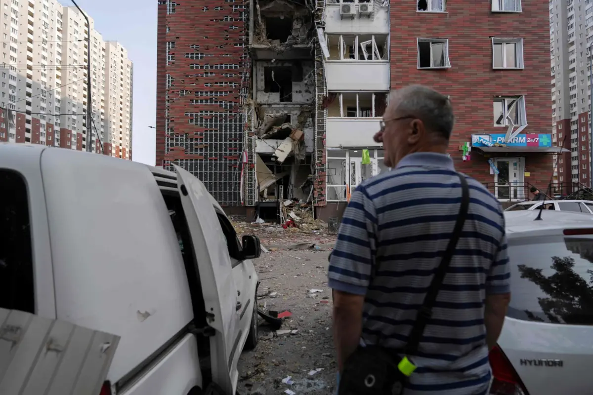Edifício de Kiev atingido pelos bombardeamentos