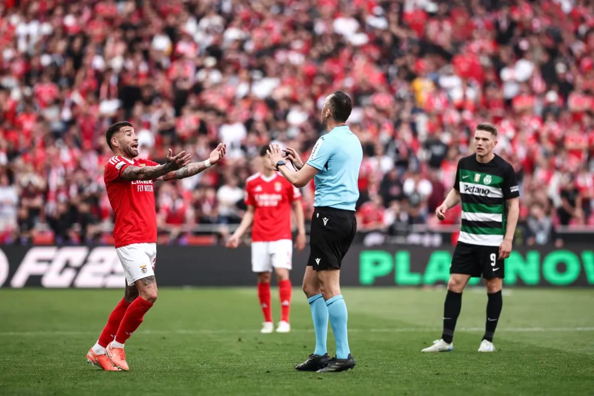 João Pinheiro foi o árbitro do dérbi