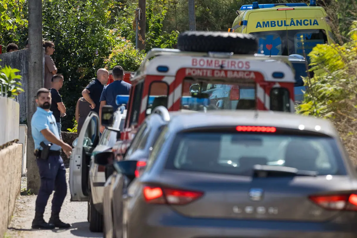 Meios de socorro e segurança na Rua da Veiga, em Crasto, onde ocorreu a tragédia
