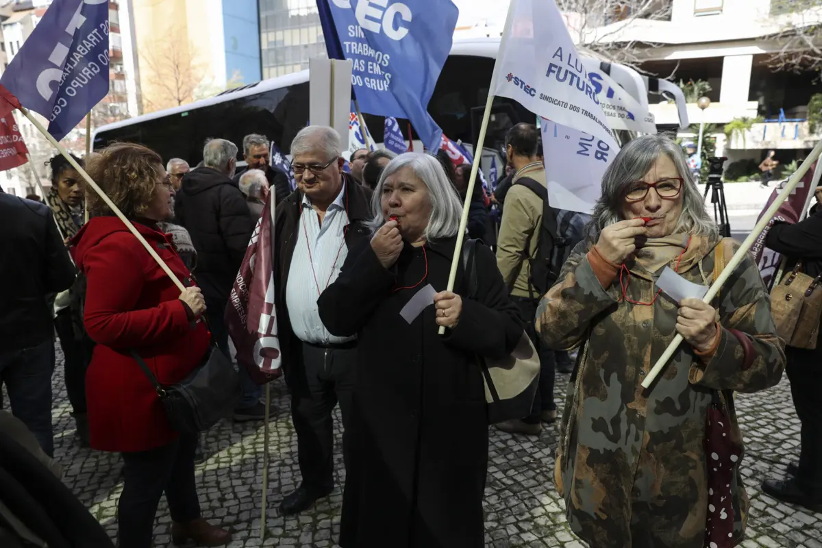 Imagem de contexto do artigo Centenas de trabalhadores em frente à CGD em manifestação ruidosa