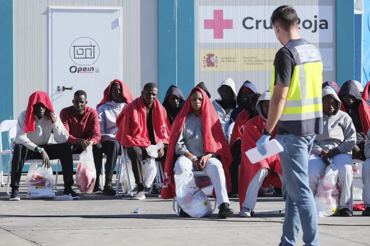 Grupo de imigrantes aguardam assistência logo após chegada à ilha de Tenerife a 18 de novembro