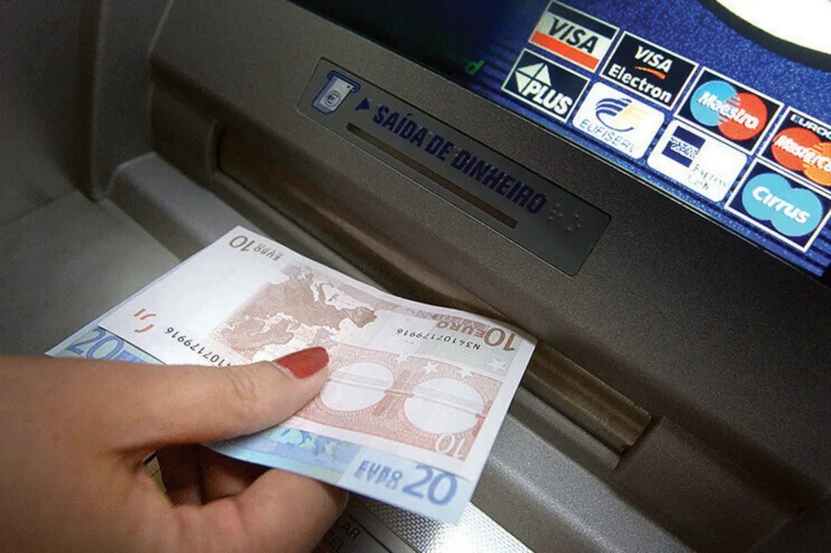 Por cada 100 euros disponíveis, as famílias pouparam 5,7 euros