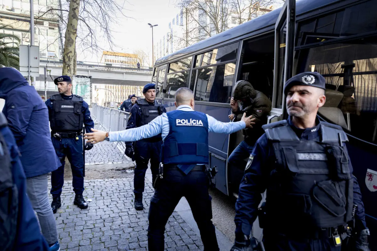 Detidos, alguns dos quais elementos dos Super Dragões, são suspeitos de agressões