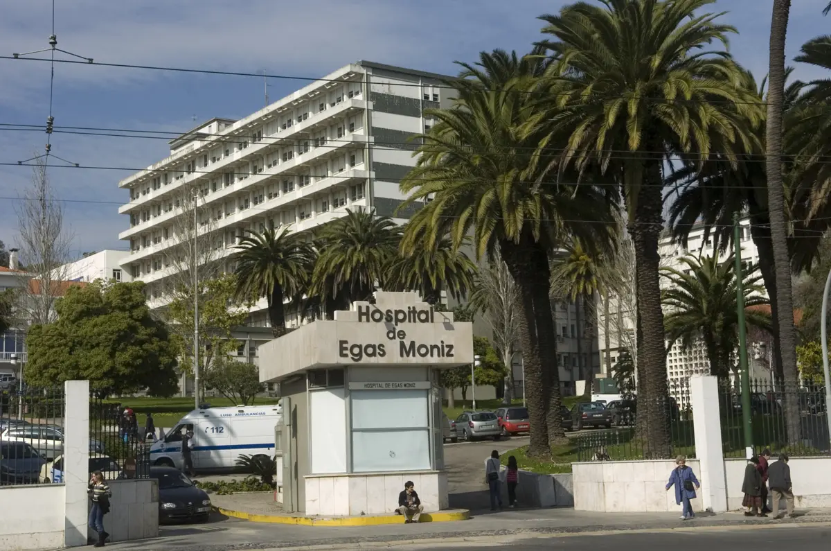Vítima está hospitalizada no Egas Moniz, em Lisboa