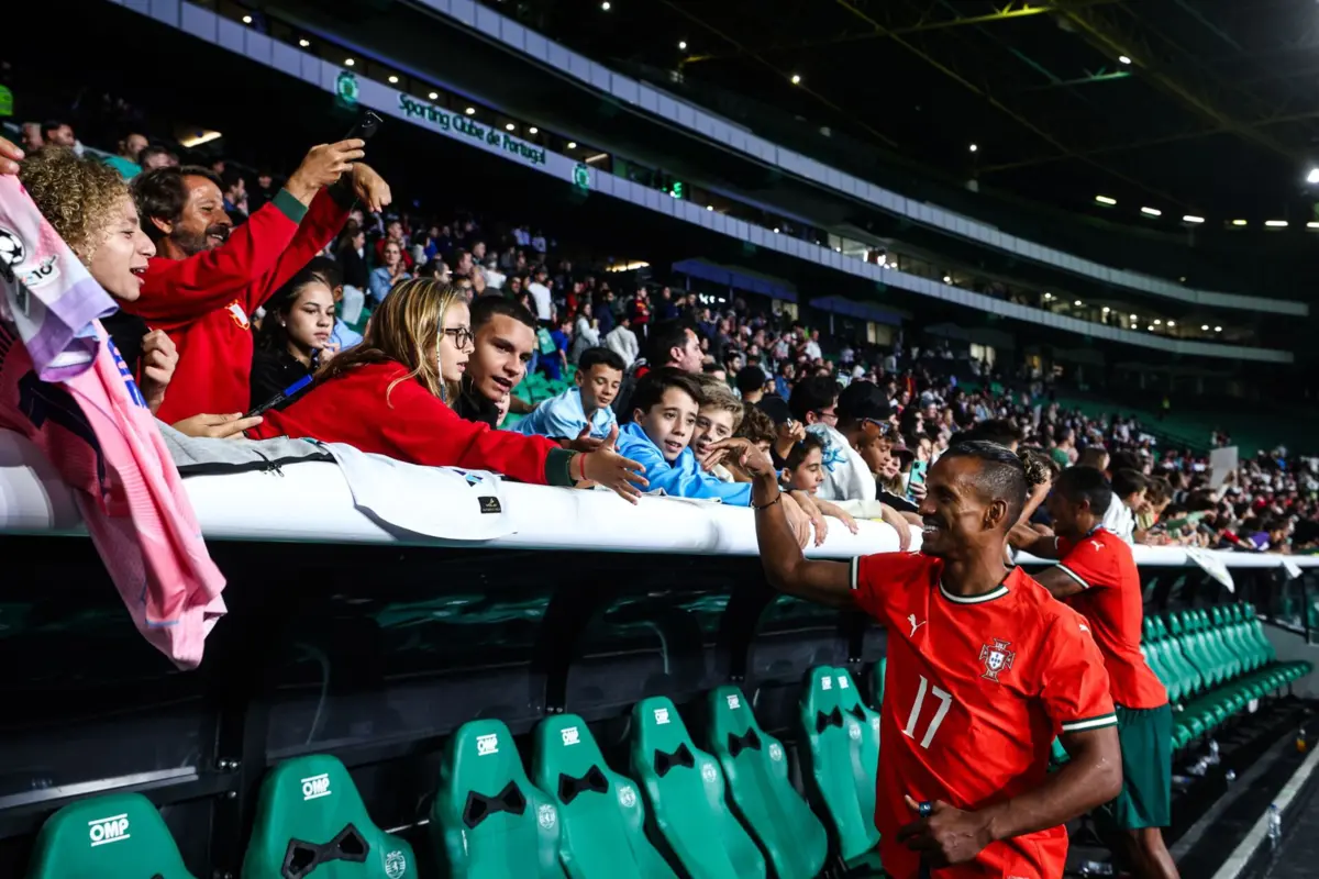 Nani a distribuir autógrafos