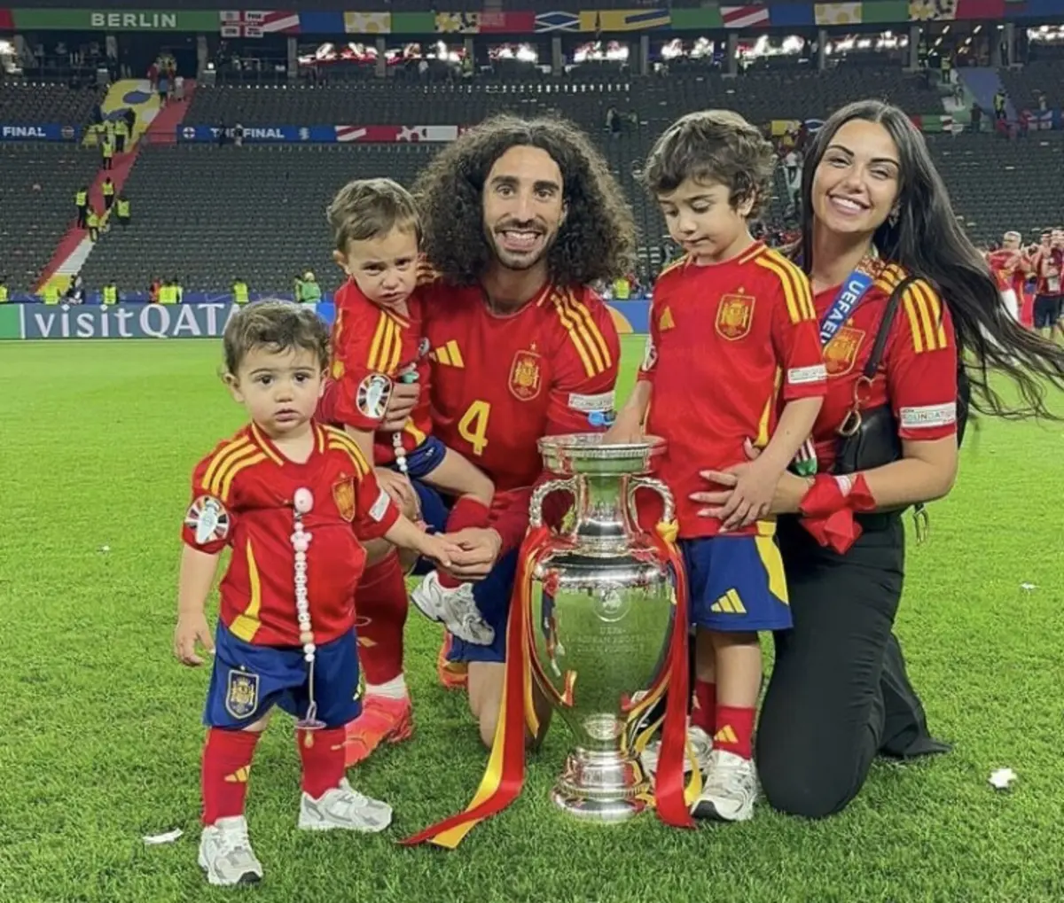 Imagem de contexto do artigo Cucurella: a estrela da seleção espanhola que tem a família como amuleto