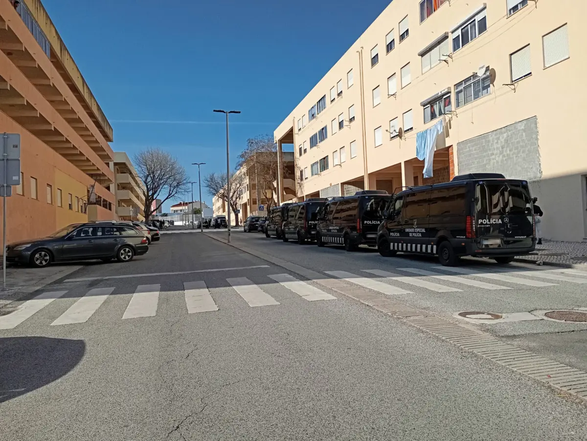 A robusta presença da PSP no bairro serviu para manter a ordem