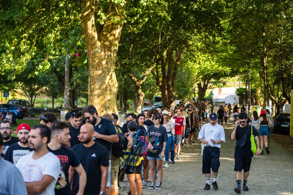 Público já fazia fila antes de abrirem as portas do festival de Vilar de Mouros 2023