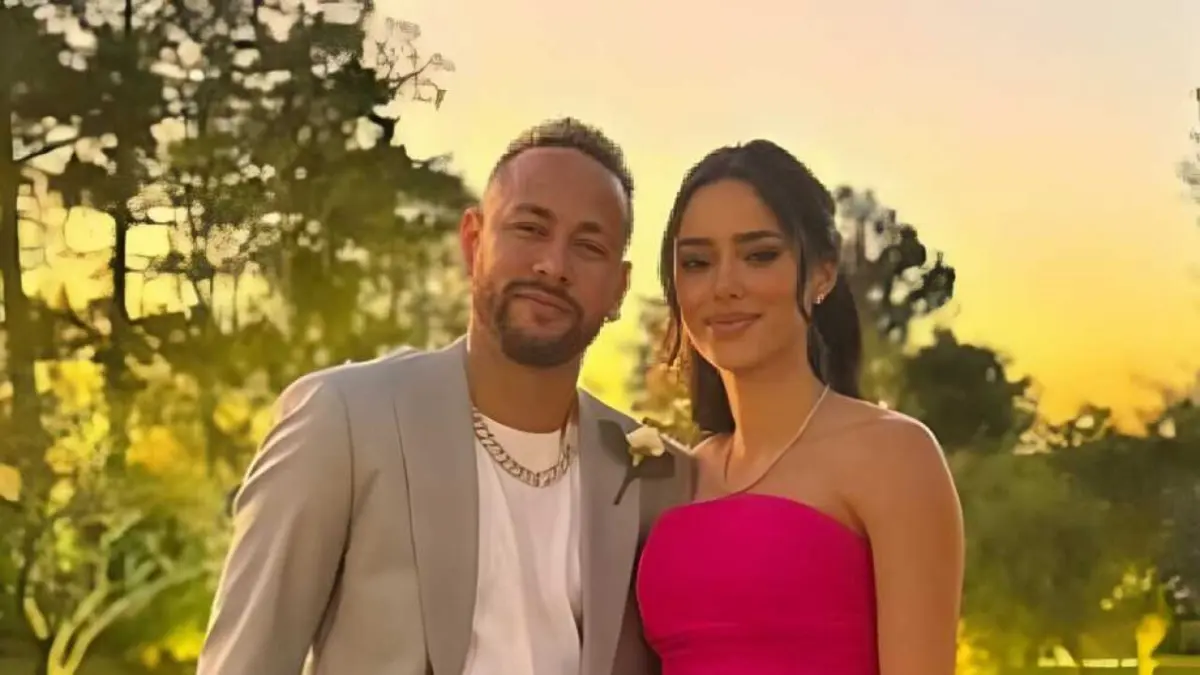 Futebolista Neymar com a mulher, Bruna Biancardi