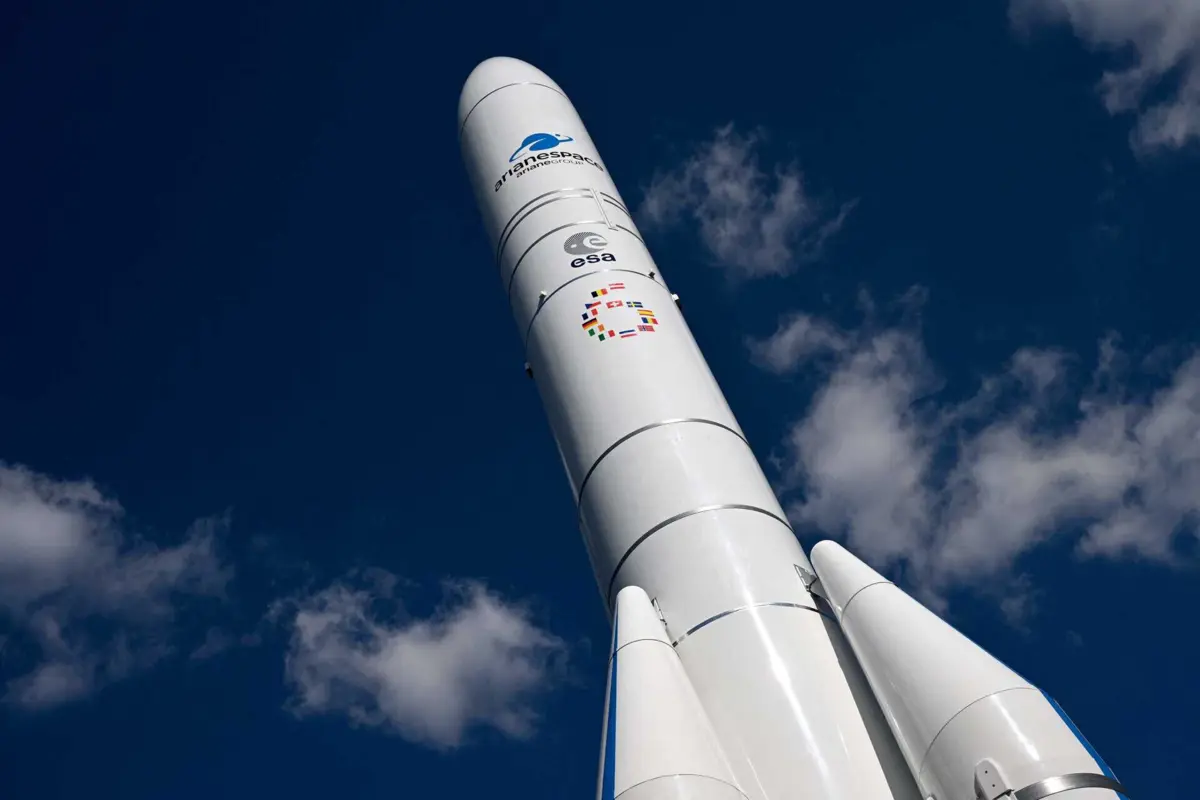 O Ariane 6, cujo voo inaugural ocorre com um atraso de quatro anos e teve um custo de 4,5 mil milhões de euros, irá suceder ao Ariane 5
