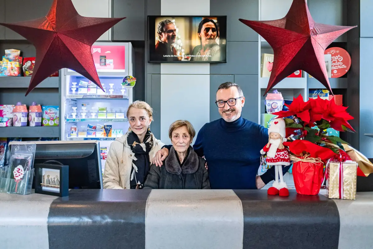 Elisabete, ladeada pelos dois filhos, que apoiam a decisão da mãe de encerrar a Casa Carneiro no dia 31 de dezembro