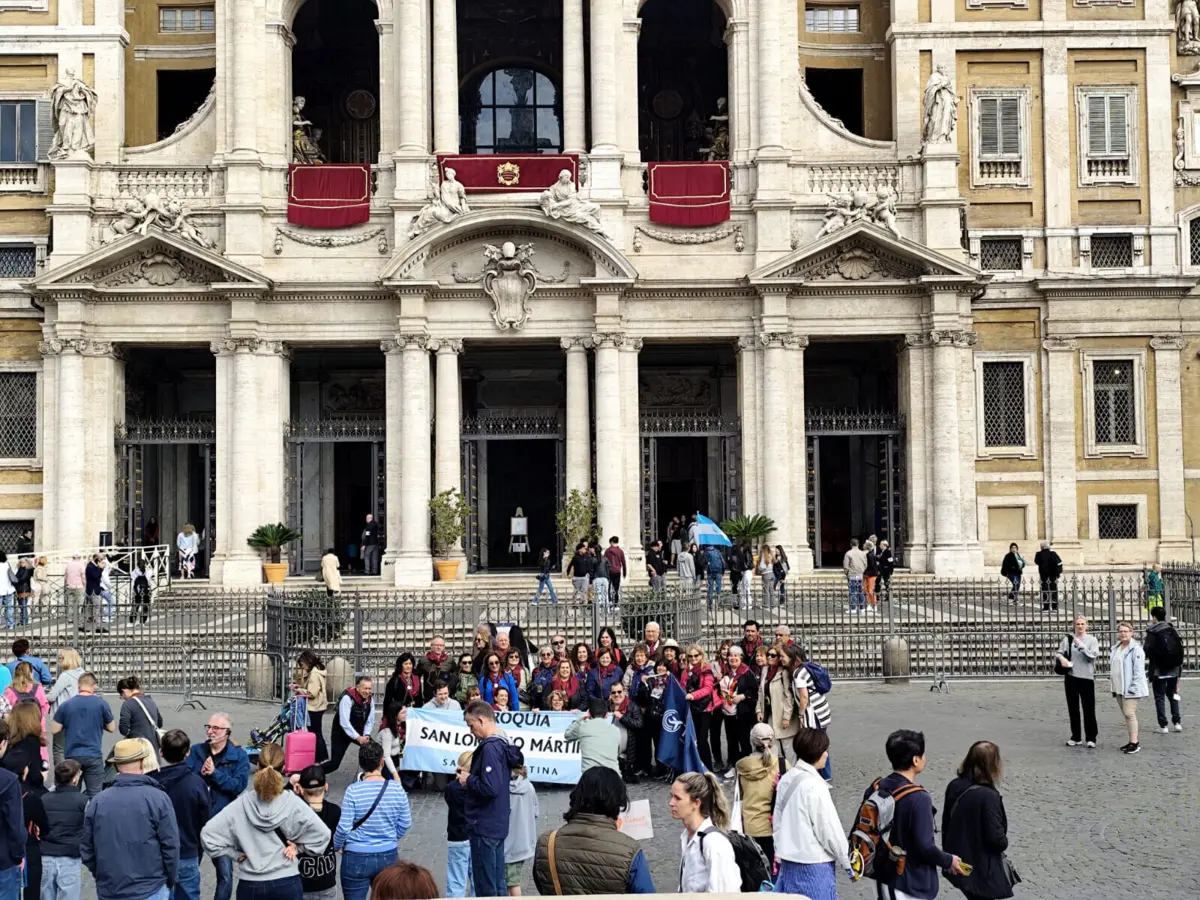 Grupo de argentino em frente à Basílica de Santa Maria Maior