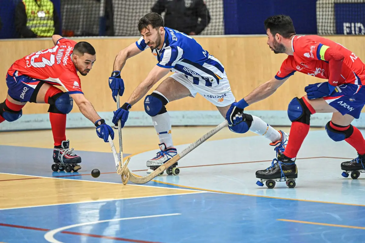 Rafa, do F. C. Porto, tenta superar a oposição de Facundo Navarro e Marc Torra