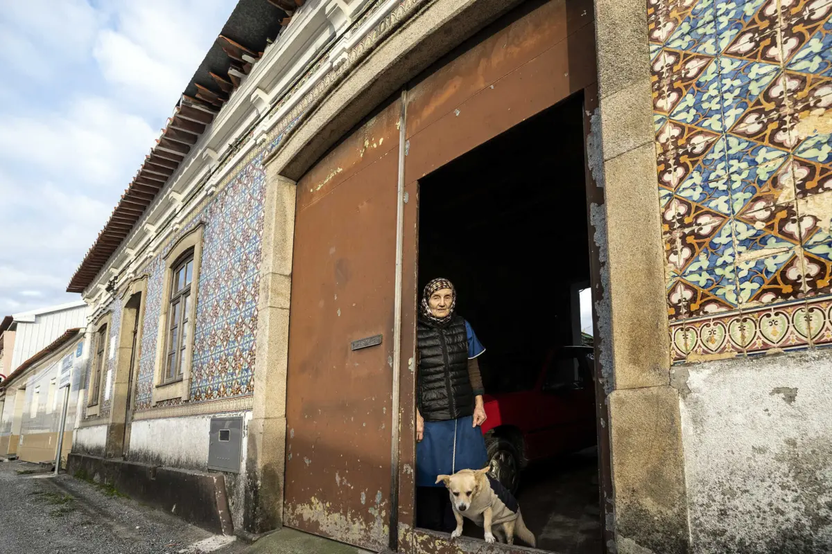 Casa de Maria Irene está à face da estrada e nem um passeio tem a protege-la