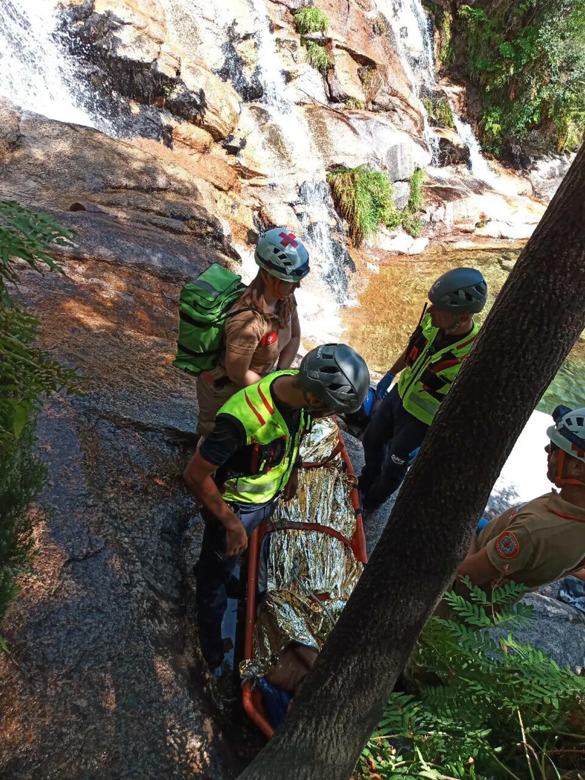 Imagem de contexto do artigo Homem gravemente ferido em queda na Cascata do Tahiti