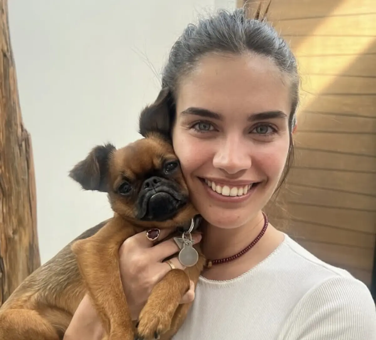Sara Sampaio, em março, com Mongo, no dia em que este fez um ano