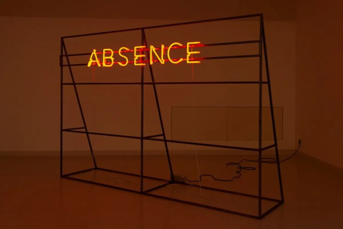Série “Absence”, de Alexandre Baptista, contém uma obra inédita, de 2024, feita de néon e ferro.