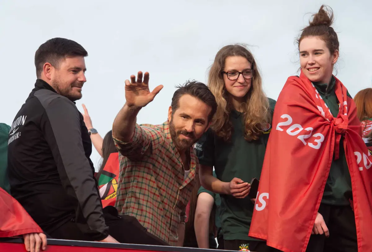 Ryan Reynolds nos festejos da subida de divisão do Wrexham à League Two (quarta divisão inglesa)