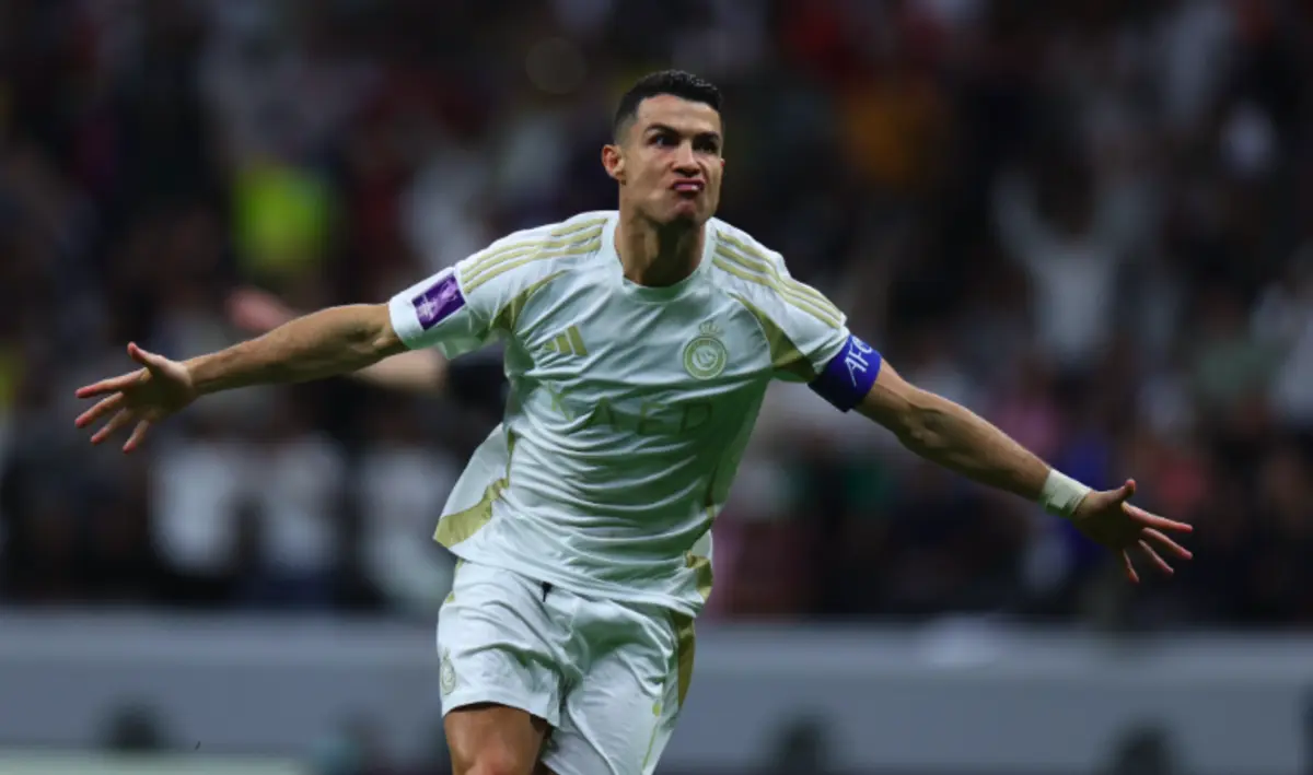 Cristiano Ronaldo festeja um dos dois golos marcados ao Al Gharafa