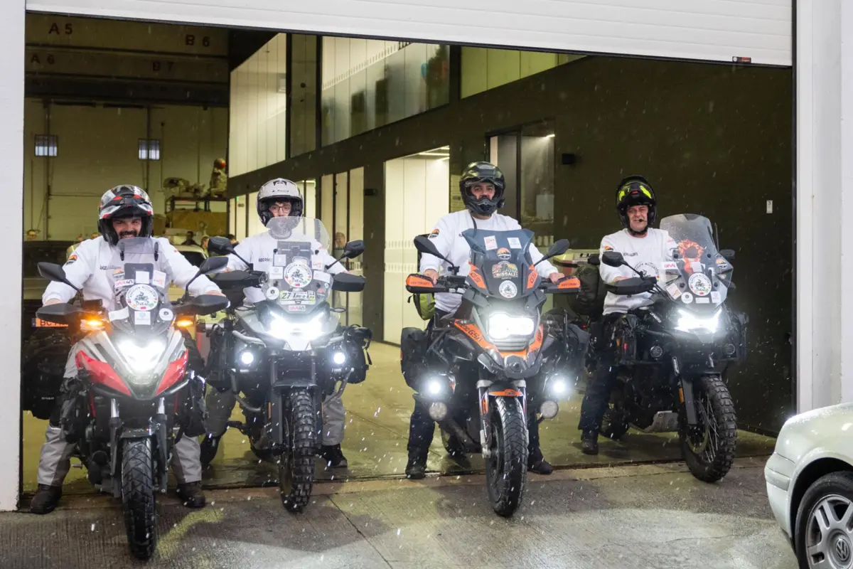 Grupo de amigos (na foto acompanhado pelo guia Nuno Moura) conheceu-se no trabalho e planeou a viagem solidária para ajudar mães senegalesas