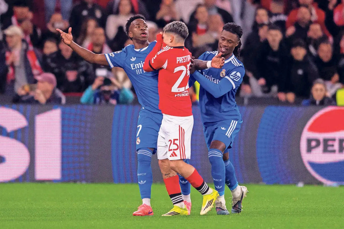 Irritado com os festejos de Vinícius, argentino tapa a boca com a camisola e dirige-lhe palavras impercetíveis