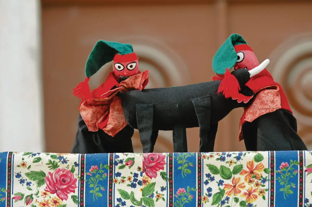 Companhia de Teatro Dom Roberto, de bonecos marionetas, percorre vários palcos