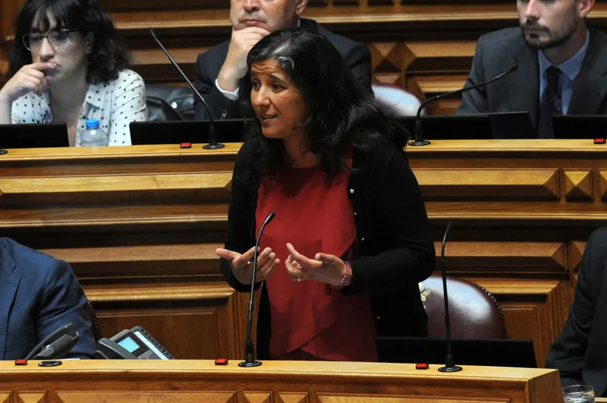 Deputada Paula Santos assina pergunta do PCP ao ministro da Administração Interna