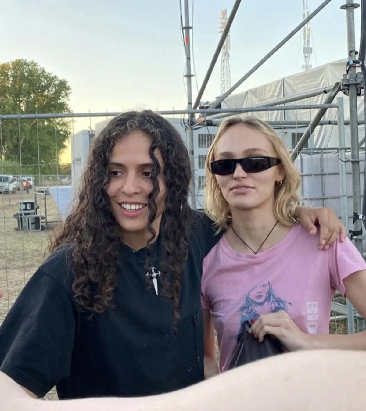 Lily-Rose Depp com a namorada, a rapper 070 Shake, no Meco