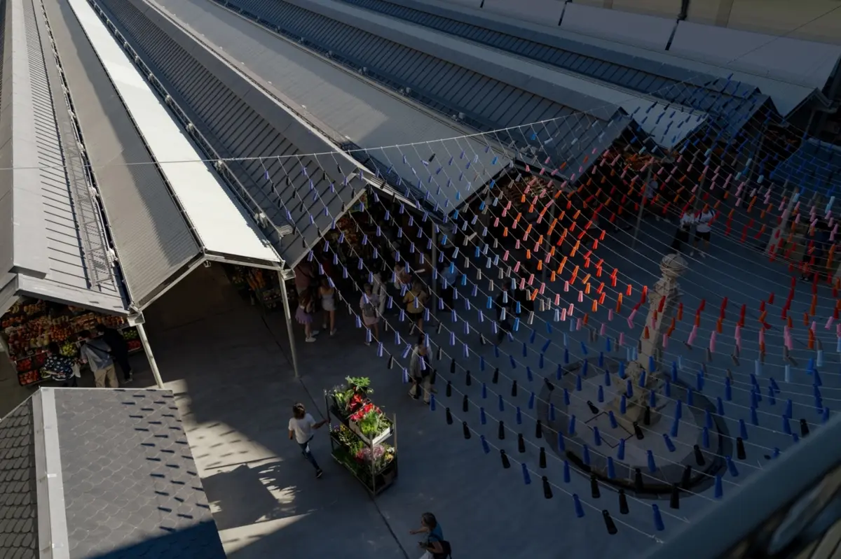 Pérgula suspensa temporária no Mercado do Bolhão