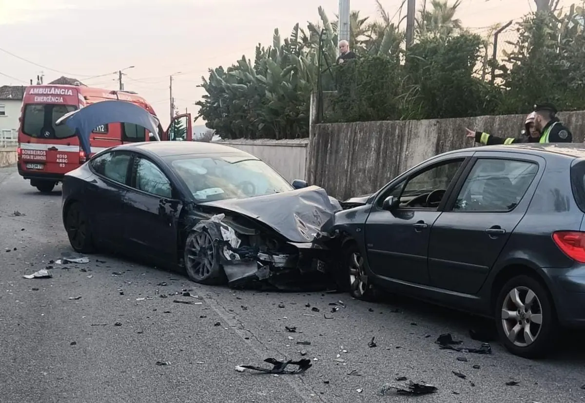 Colisão frontal provocou o encerramento da ER301