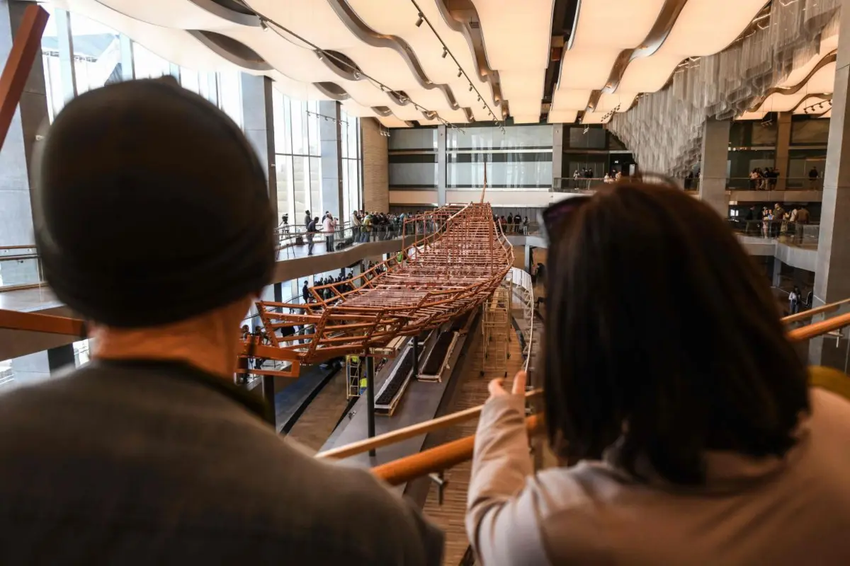 Peça com mais de 4500 anos está a ser cuidadosamente montada no Grande Museu Egípcio, no Cairo